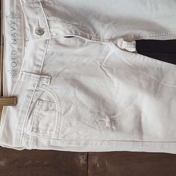 Old Navy regular fit white distressed jeans. Size 4 - Picture 2 of 7